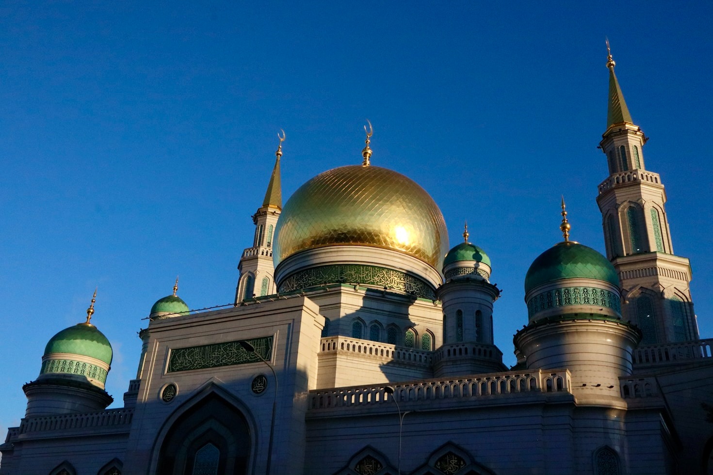 Exploring the World with Halal Meals and Prayer Stops